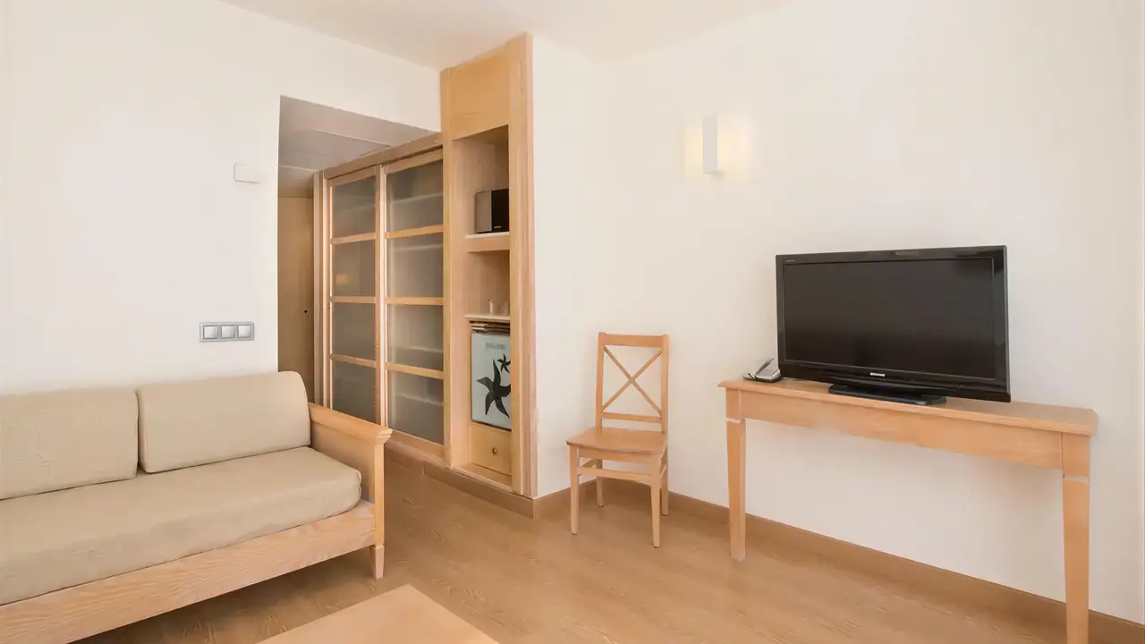 Wnętrze pokoju z telewizorem w Iberostar Waves Club Cala Barca