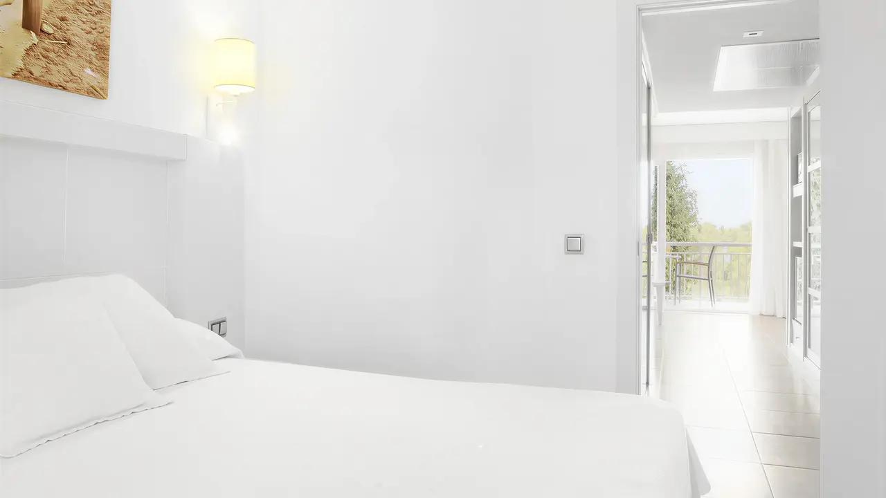 Jasny pokój z łóżkiem w Iberostar Waves Club Cala Barca
