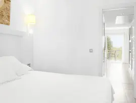 Jasny pokój z łóżkiem w Iberostar Waves Club Cala Barca