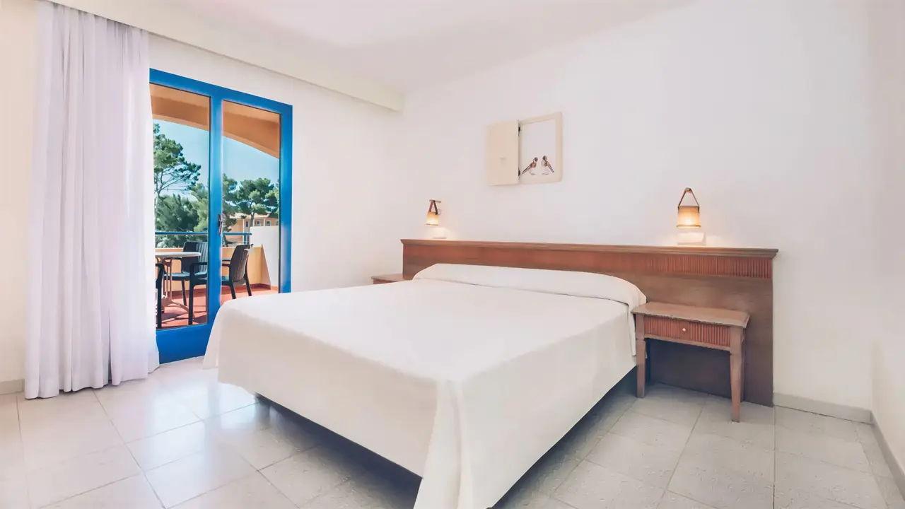 Jasny pokój z łóżkiem w Iberostar Waves Club Cala Barca