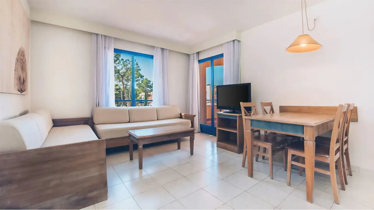 Salon w pokoju gościnnym w Iberostar Waves Club Cala Barca