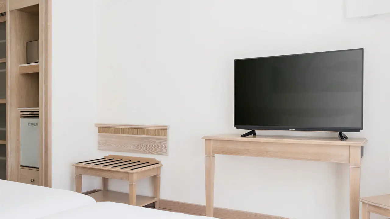 Wnętrze pokoju z telewizorem w Iberostar Waves Club Cala Barca