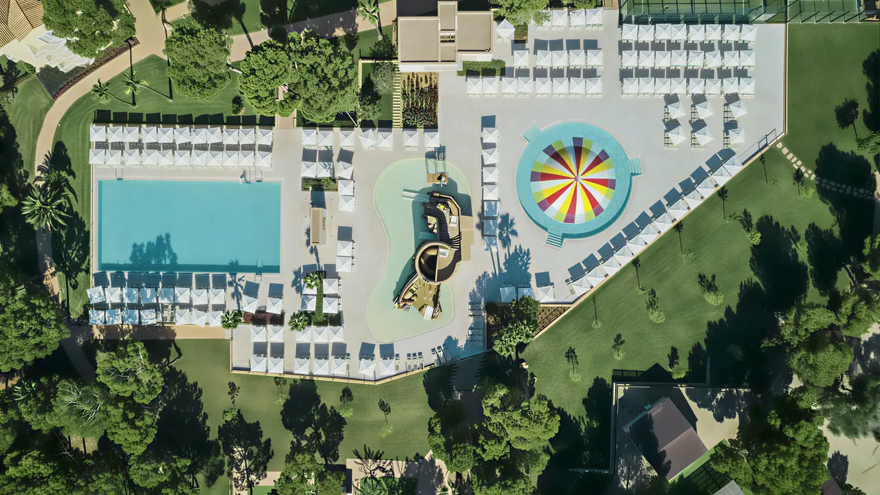 Widok z góry na kompleks Iberostar Waves Club Cala Barca
