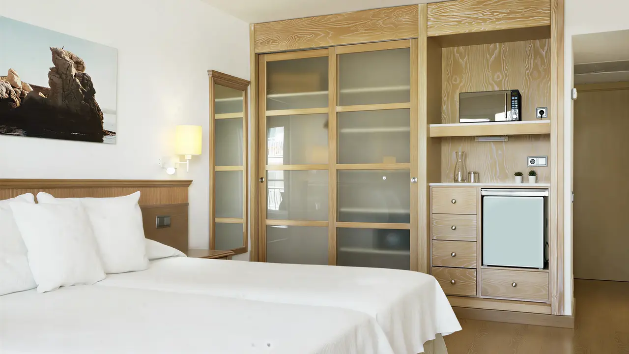 Sypialnia w Iberostar Waves Club Cala Barca z dwoma łóżkami