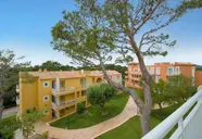 Widok na budynki i tereny Iberostar Waves Club Cala Barca