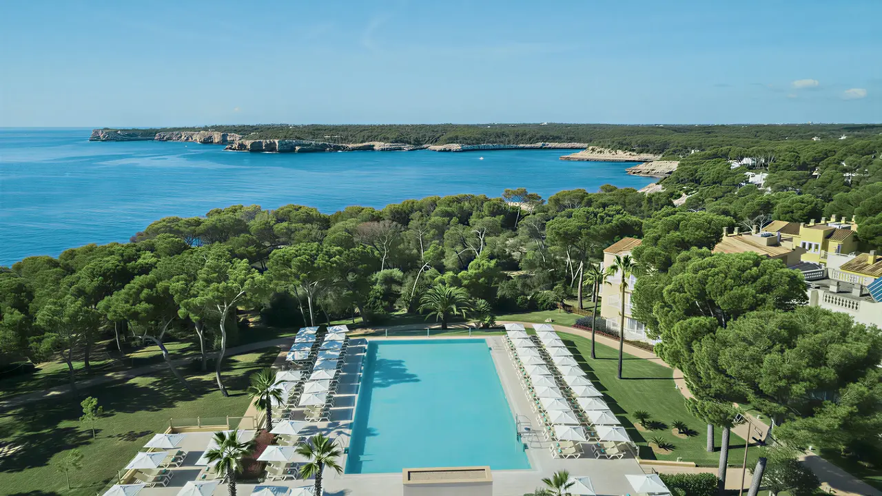 Widok na kompleks Iberostar Waves Club Cala Barca z basenem i wybrzeżem