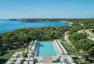 Widok na kompleks Iberostar Waves Club Cala Barca z basenem i wybrzeżem