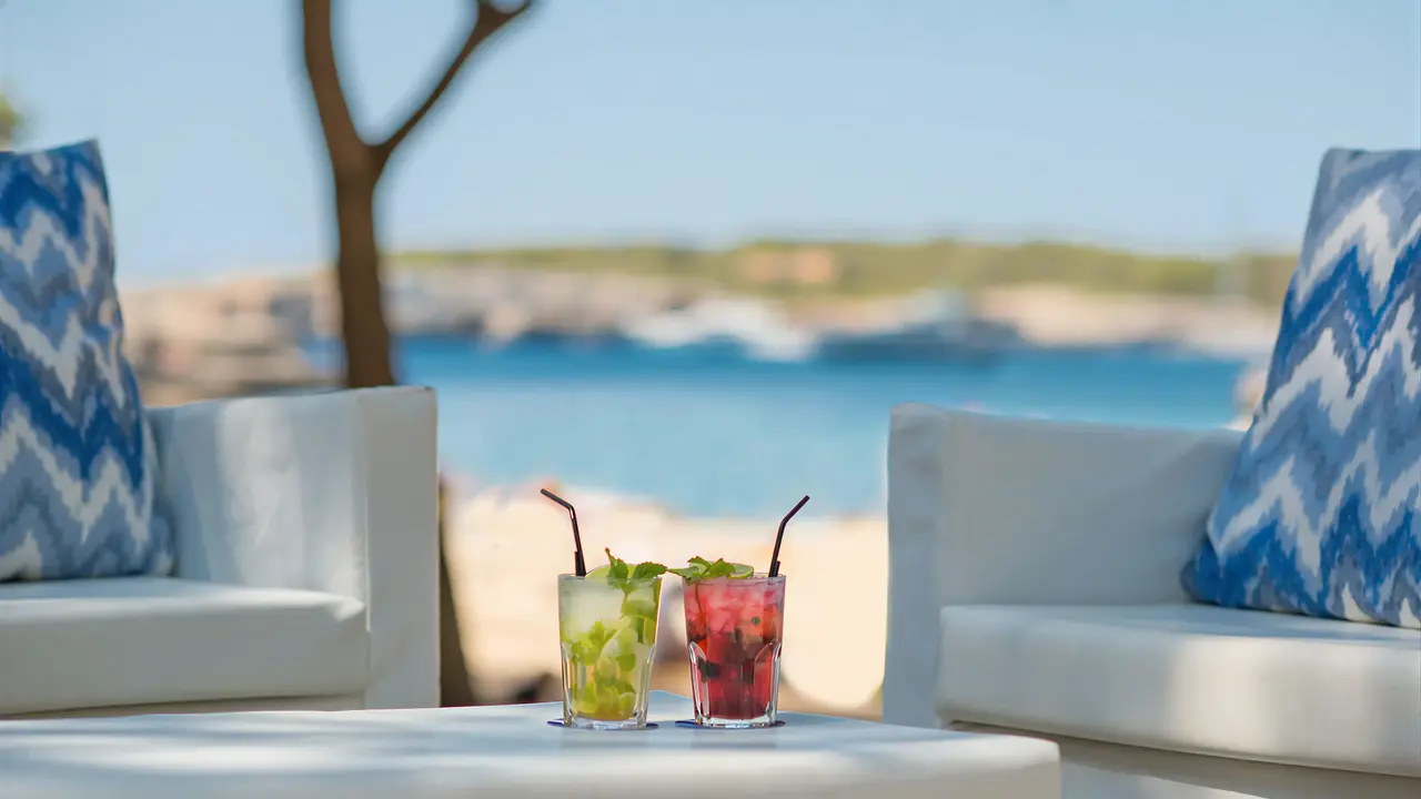 Napoje na stoliku przy plaży w Iberostar Waves Club Cala Barca