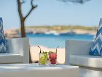Napoje na stoliku przy plaży w Iberostar Waves Club Cala Barca