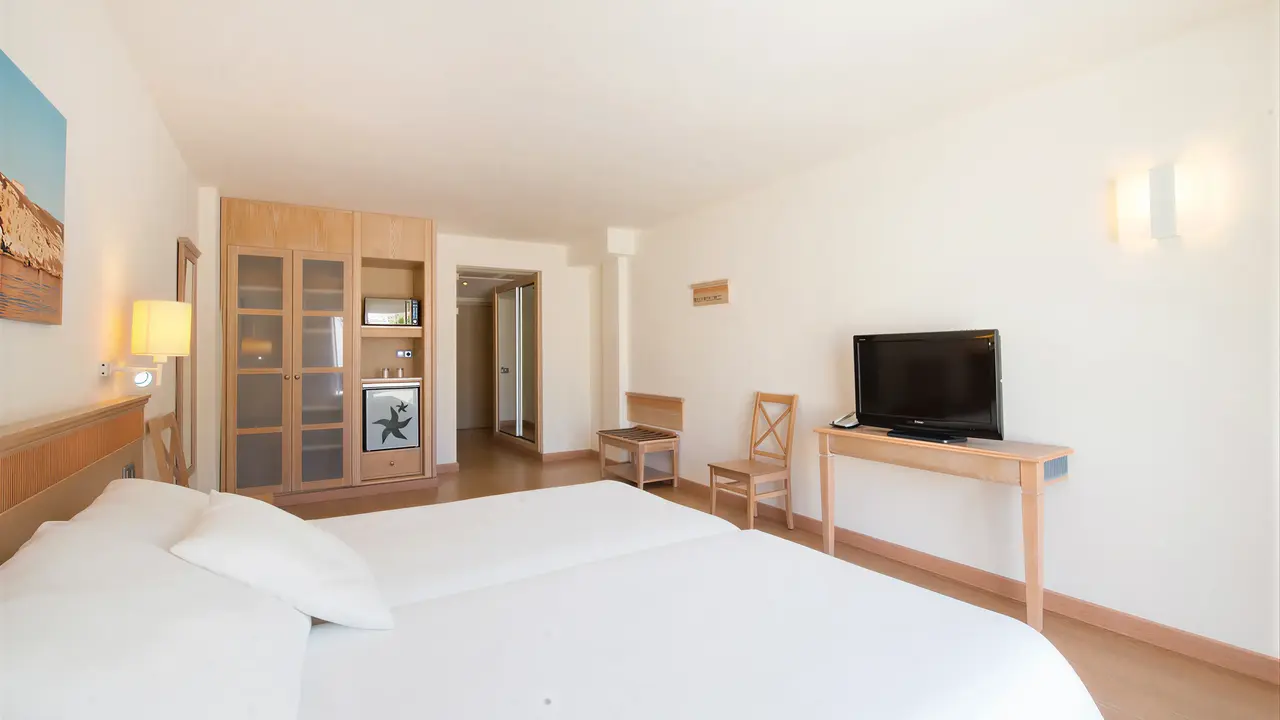 Jasny pokój z łóżkiem w Iberostar Waves Club Cala Barca
