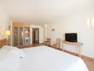 Jasny pokój z łóżkiem w Iberostar Waves Club Cala Barca