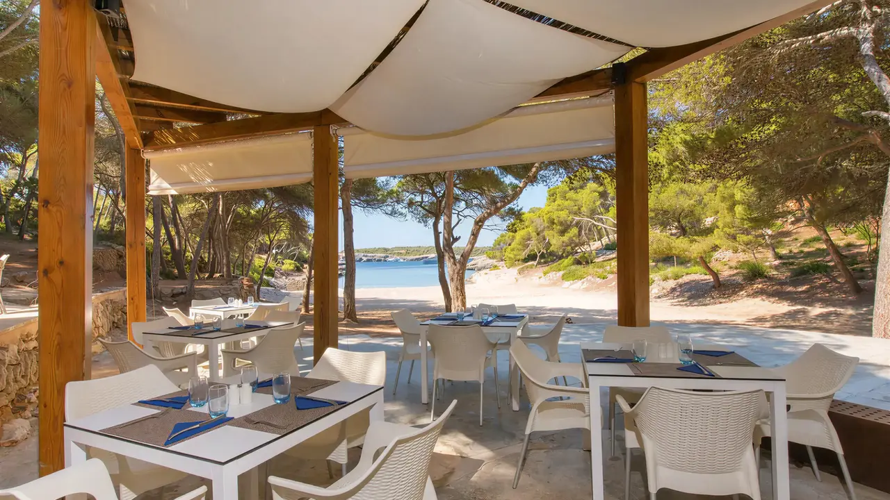 Restauracja w Iberostar Waves Club Cala Barca z widokiem na plażę