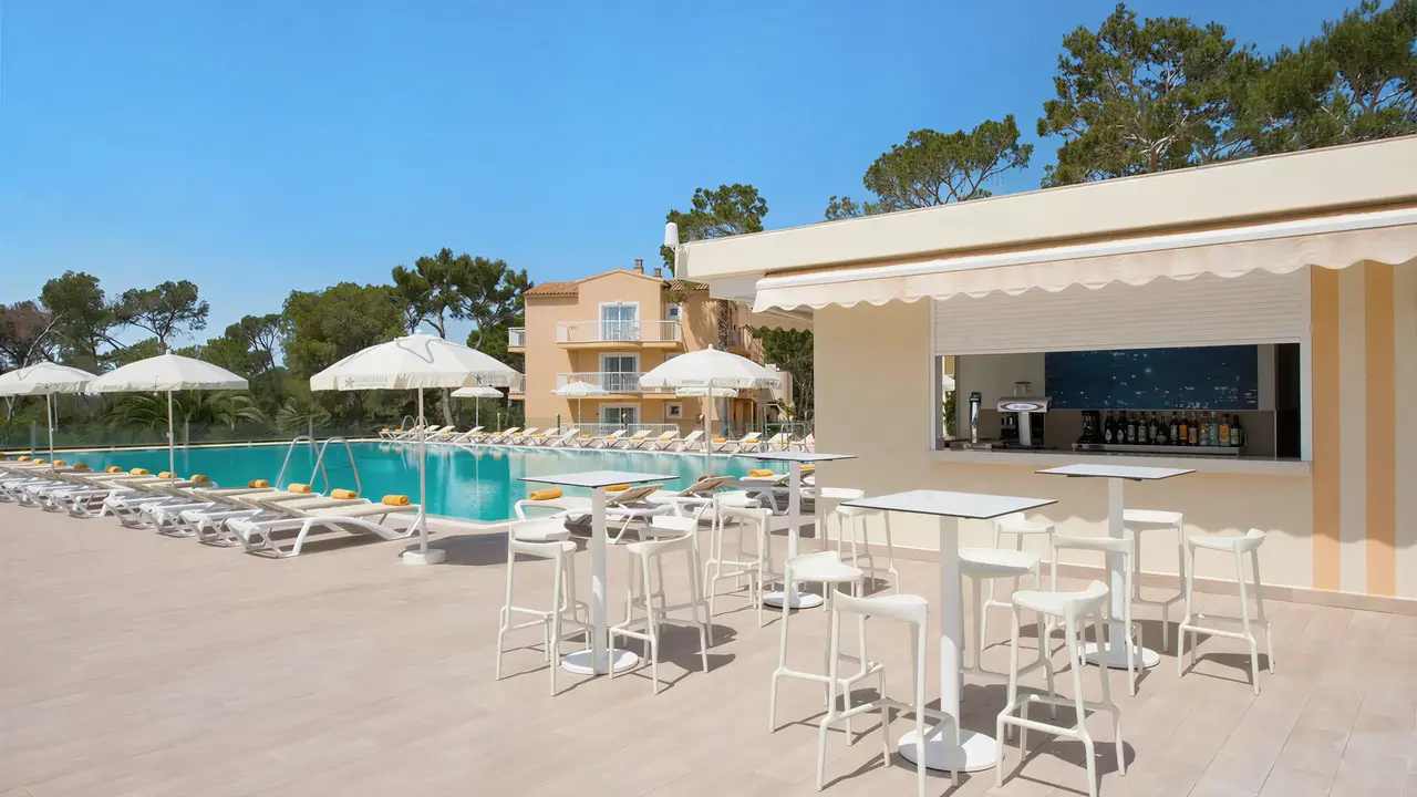 Bar przy basenie w Iberostar Waves Club Cala Barca