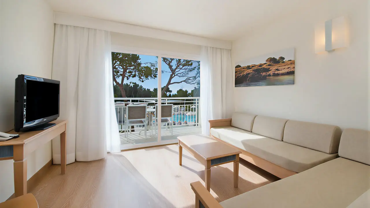 Jasny salon z kanapą w Iberostar Waves Club Cala Barca
