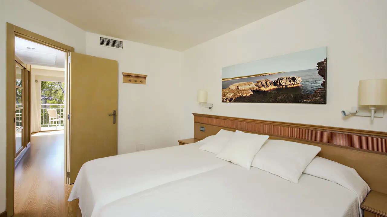 Pokój z łóżkami w Iberostar Waves Club Cala Barca