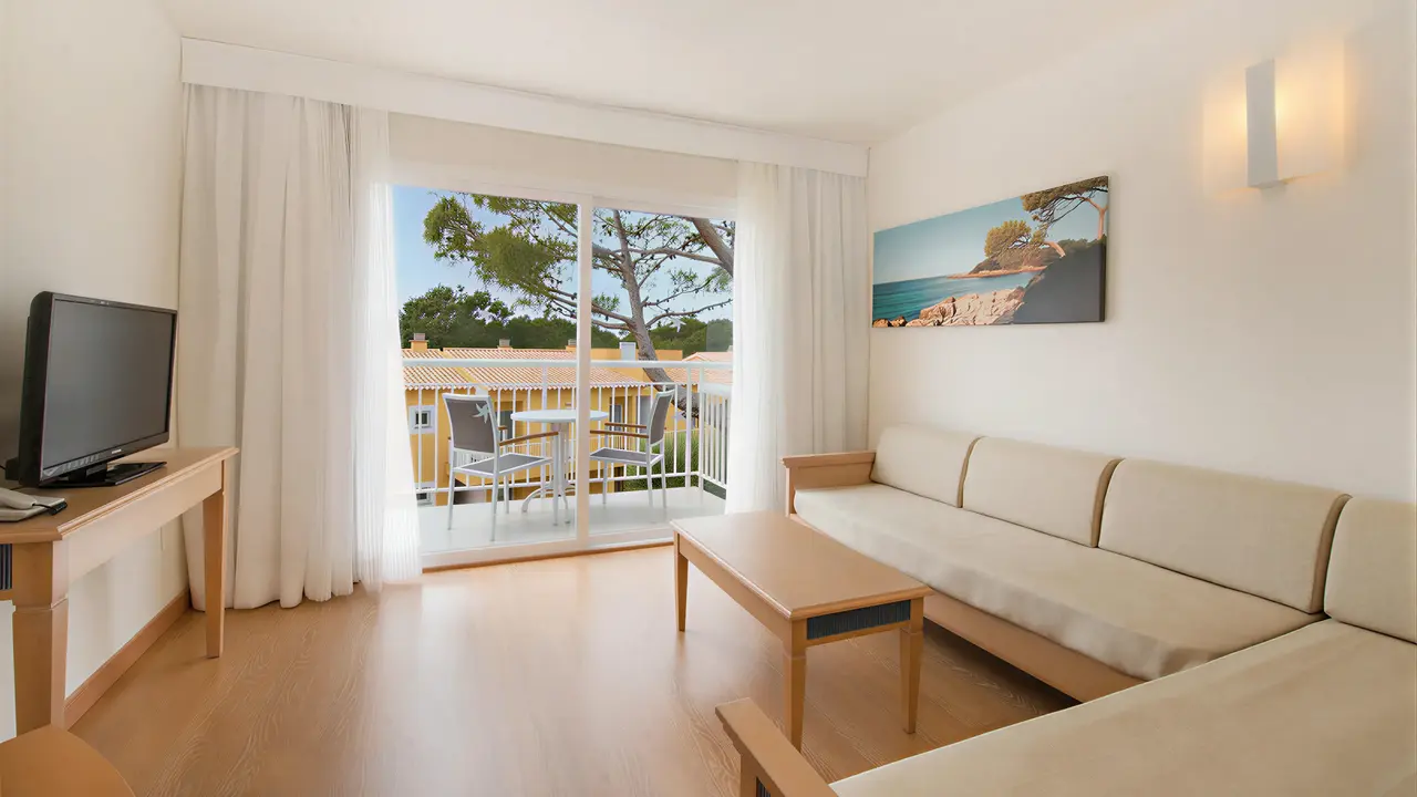 Salon w pokoju gościnnym Iberostar Waves Club Cala Barca z balkonem
