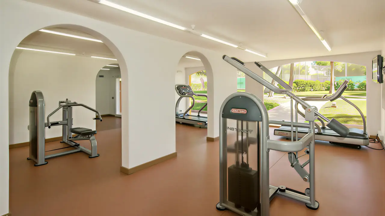 Siłownia z urządzeniami treningowymi w Iberostar Waves Club Cala Barca