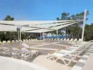 Leżaki pod białym zadaszeniem w Iberostar Waves Club Cala Barca