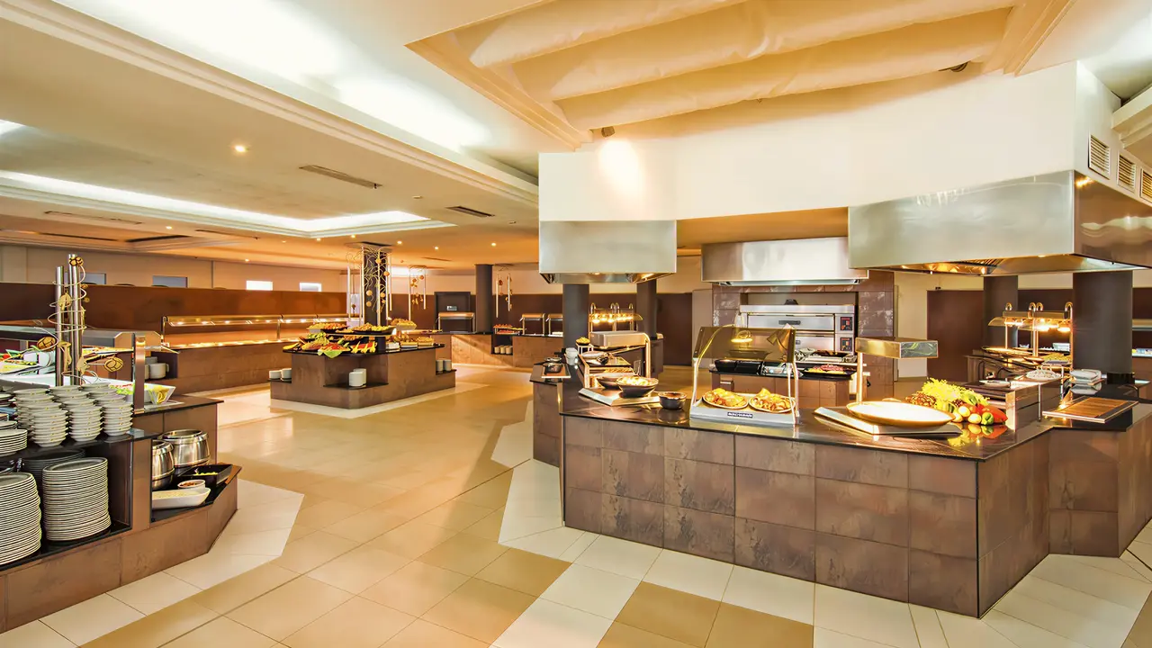 Bufet z jedzeniem w Iberostar Waves Club Cala Barca
