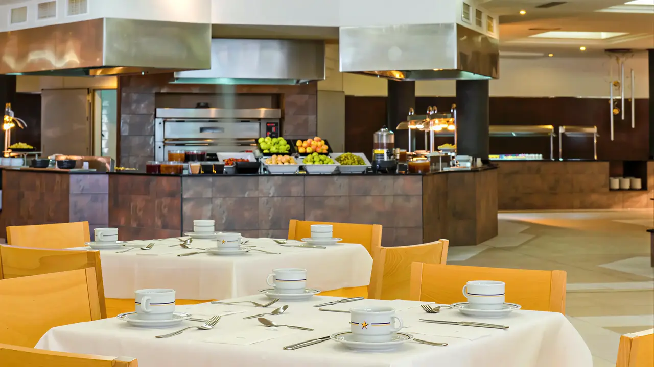 Restauracja z bufetem w Iberostar Waves Club Cala Barca