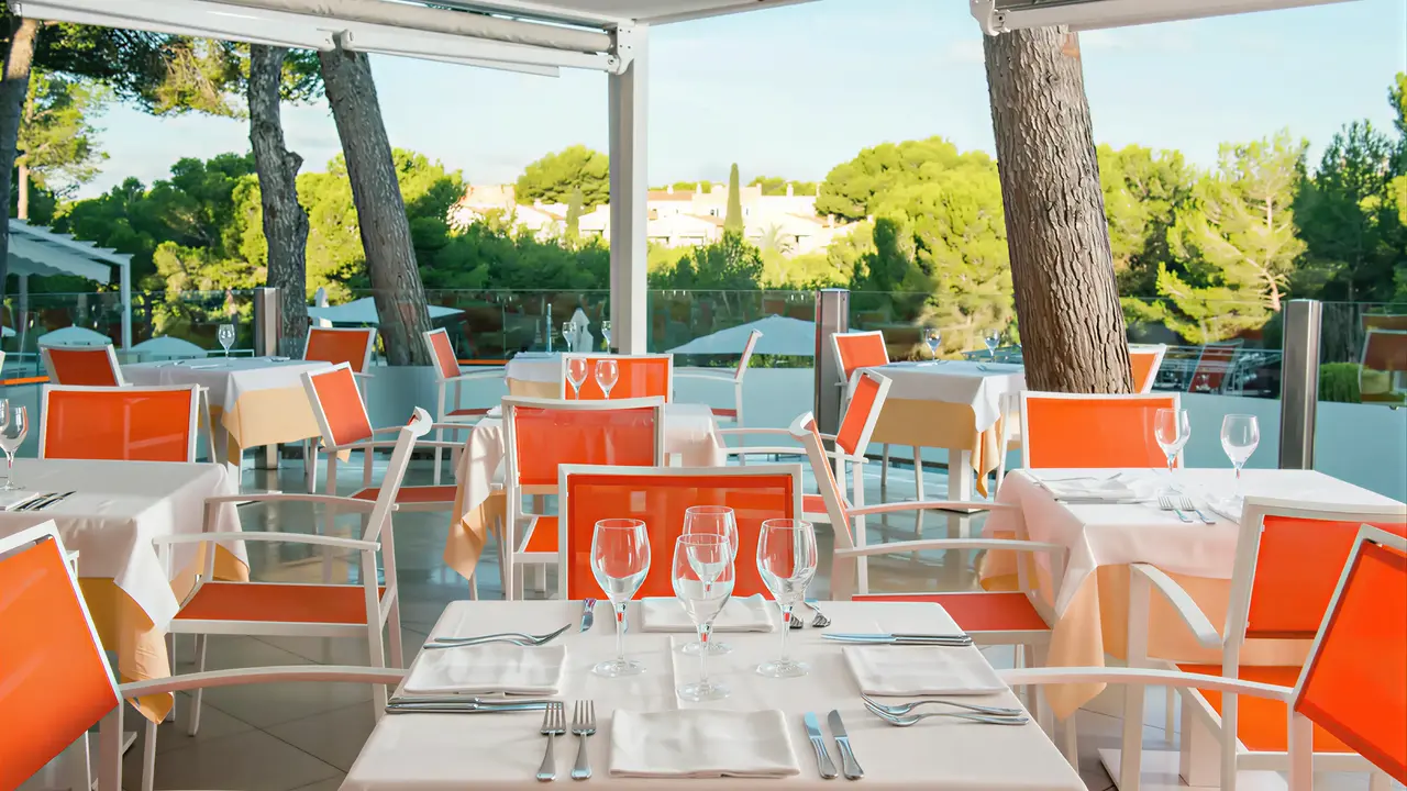 Stolik w restauracji na tarasie Iberostar Waves Club Cala Barca