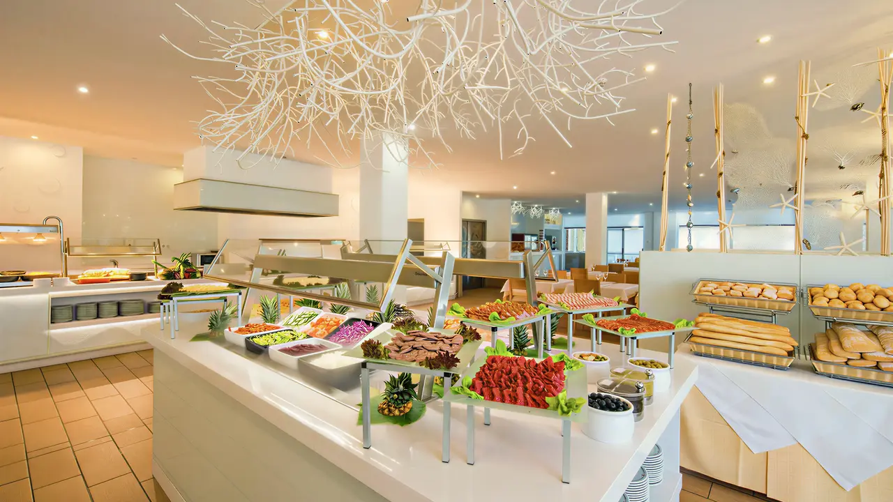 Bufet śniadaniowy w hotelu Iberostar Waves Club Cala Barca