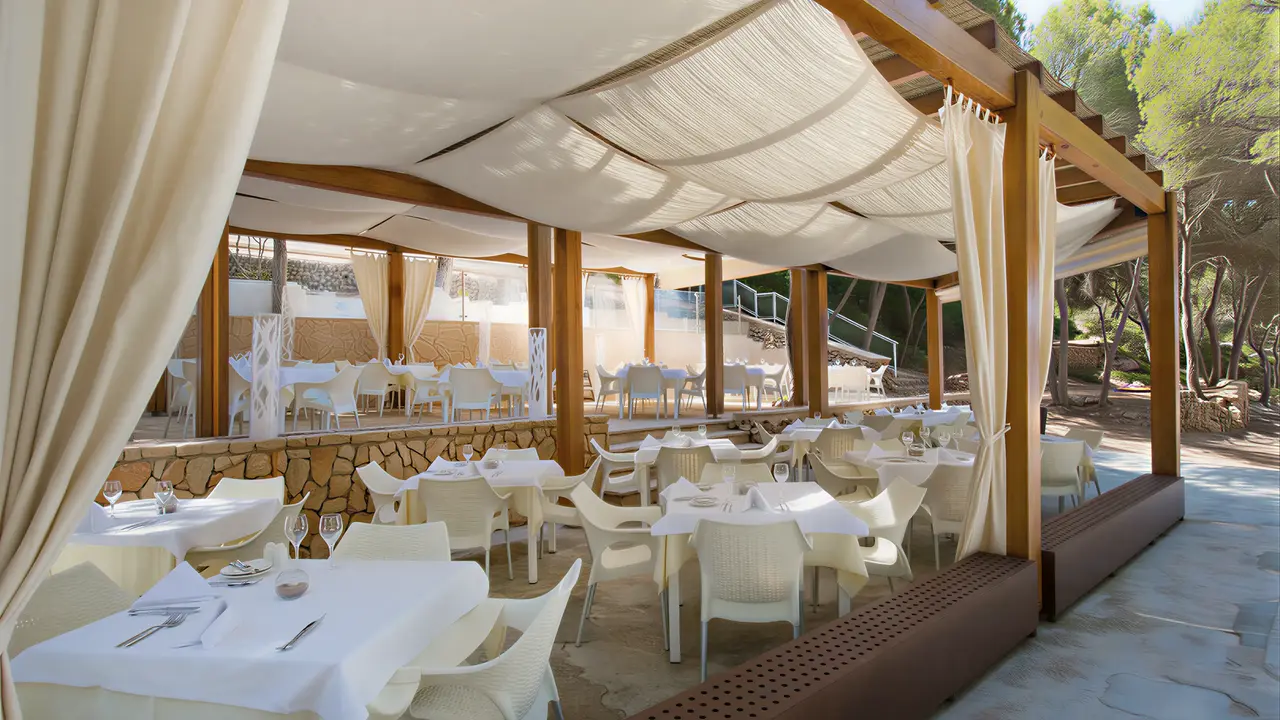 Restauracja na zewnątrz w Iberostar Waves Club Cala Barca