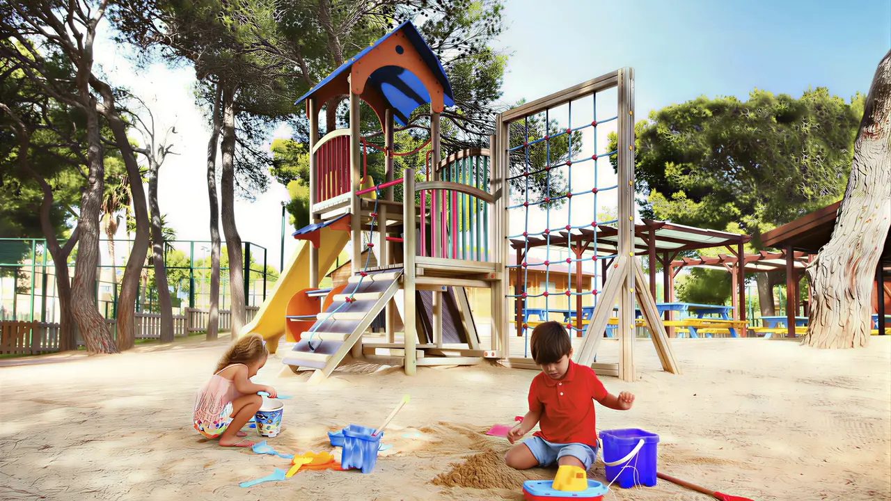 Dzieci bawiące się w placu zabaw Iberostar Waves Club Cala Barca