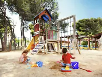 Dzieci bawiące się w placu zabaw Iberostar Waves Club Cala Barca