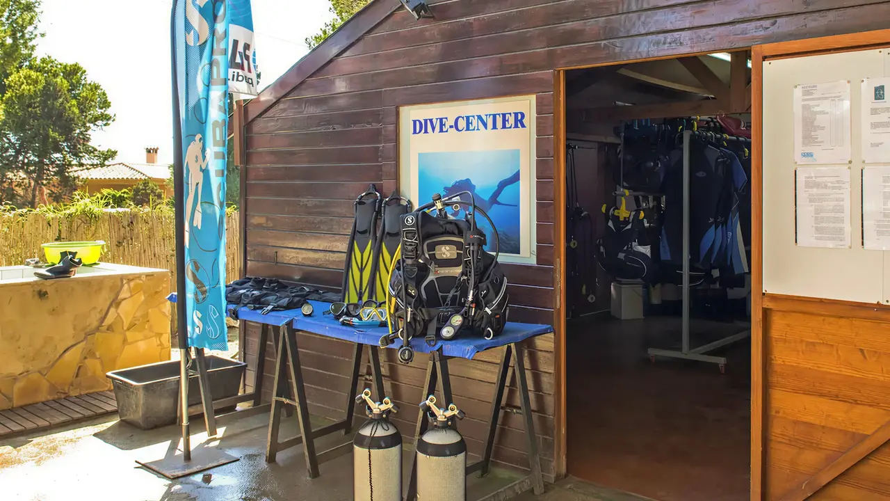 Centrum nurkowania w Iberostar Waves Club Cala Barca z profesjonalnym sprzętem