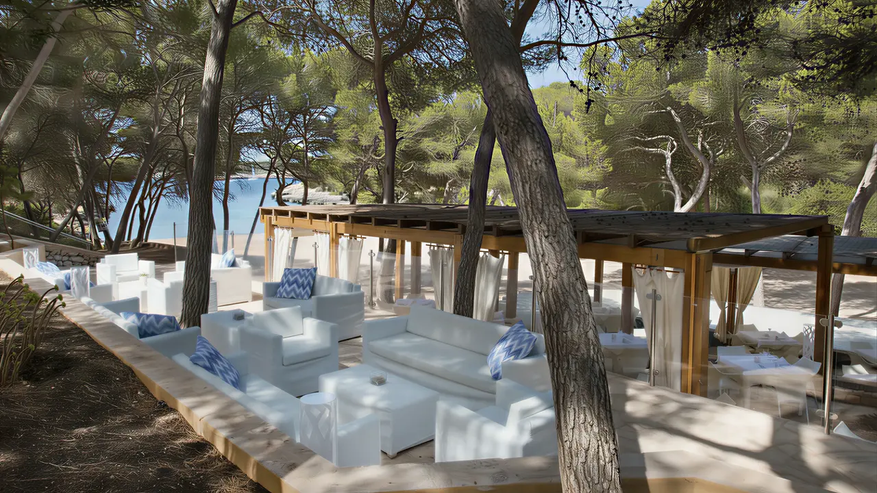 Strefa relaksu przy plaży w Iberostar Waves Club Cala Barca