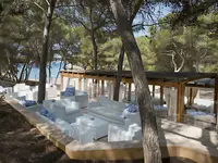 Strefa relaksu przy plaży w Iberostar Waves Club Cala Barca