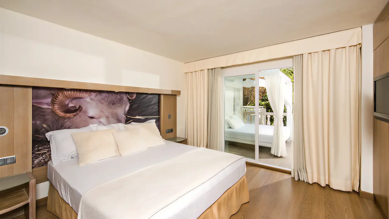 Sypialnia z podwójnym łóżkiem w Iberostar Waves Club Cala Barca