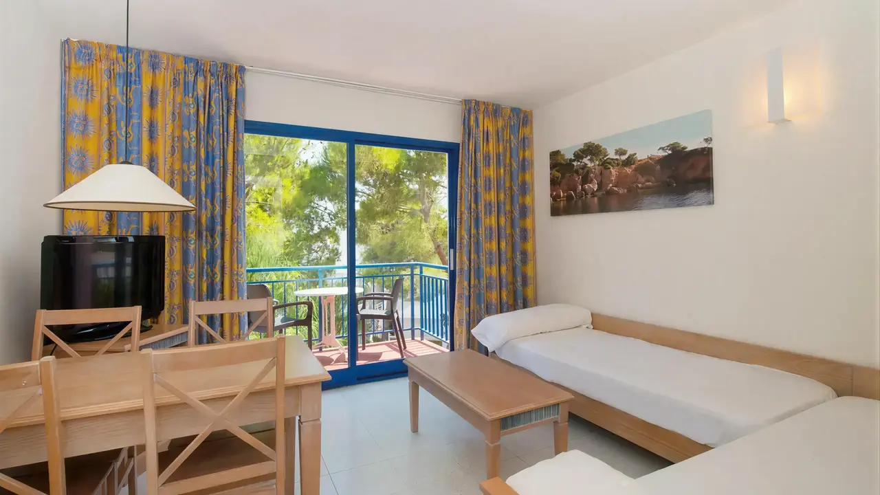 Pokój z łóżkami i balkonem w Iberostar Waves Club Cala Barca