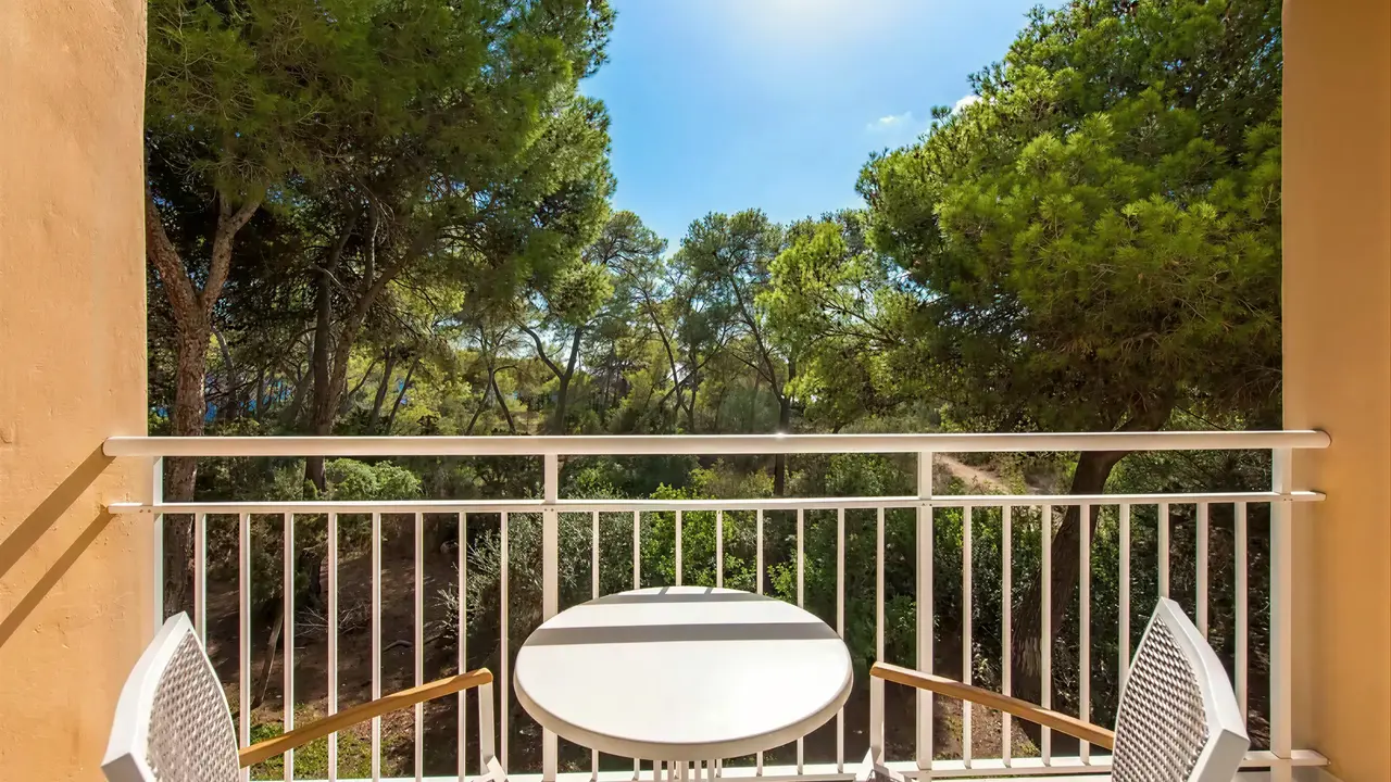 Balkon z widokiem na drzewa w Iberostar Waves Club Cala Barca