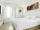 Jasny pokój z łóżkiem w Iberostar Waves Club Cala Barca