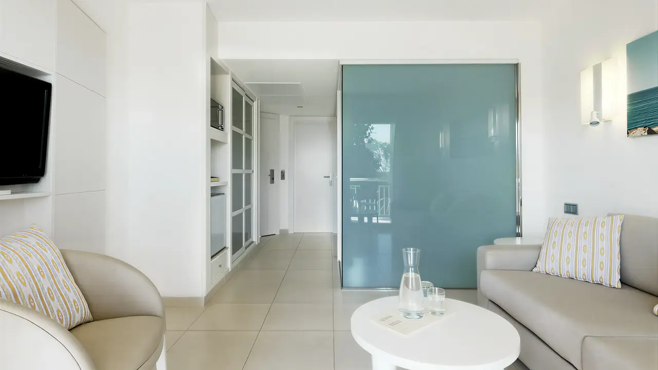 Nowoczesny salon w pokoju gościnnym Iberostar Waves Club Cala Barca