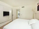 Jasna sypialnia z łóżkiem w Iberostar Waves Club Cala Barca