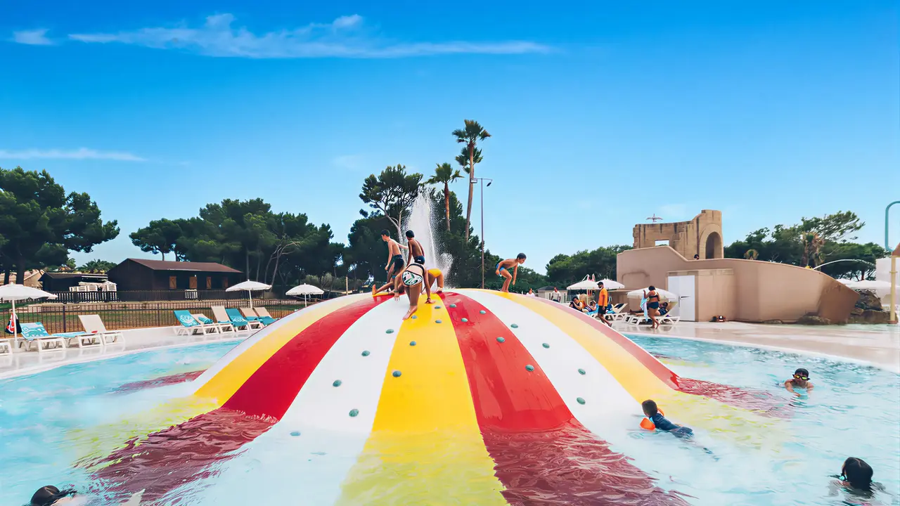 Wodne place zabaw w Iberostar Waves Club Cala Barca