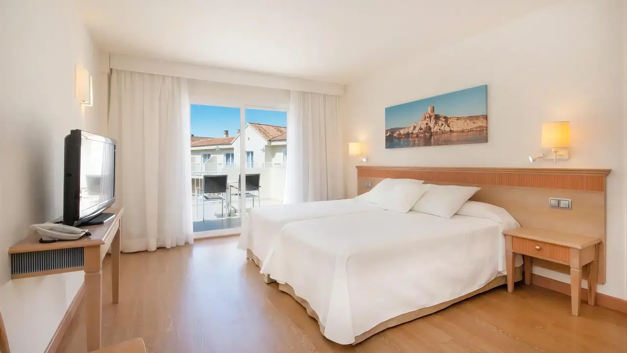 Pokój z łóżkami w Iberostar Waves Club Cala Barca