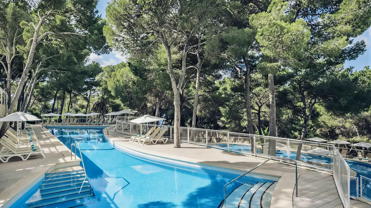 Basen z leżakami w Iberostar Waves Club Cala Barca