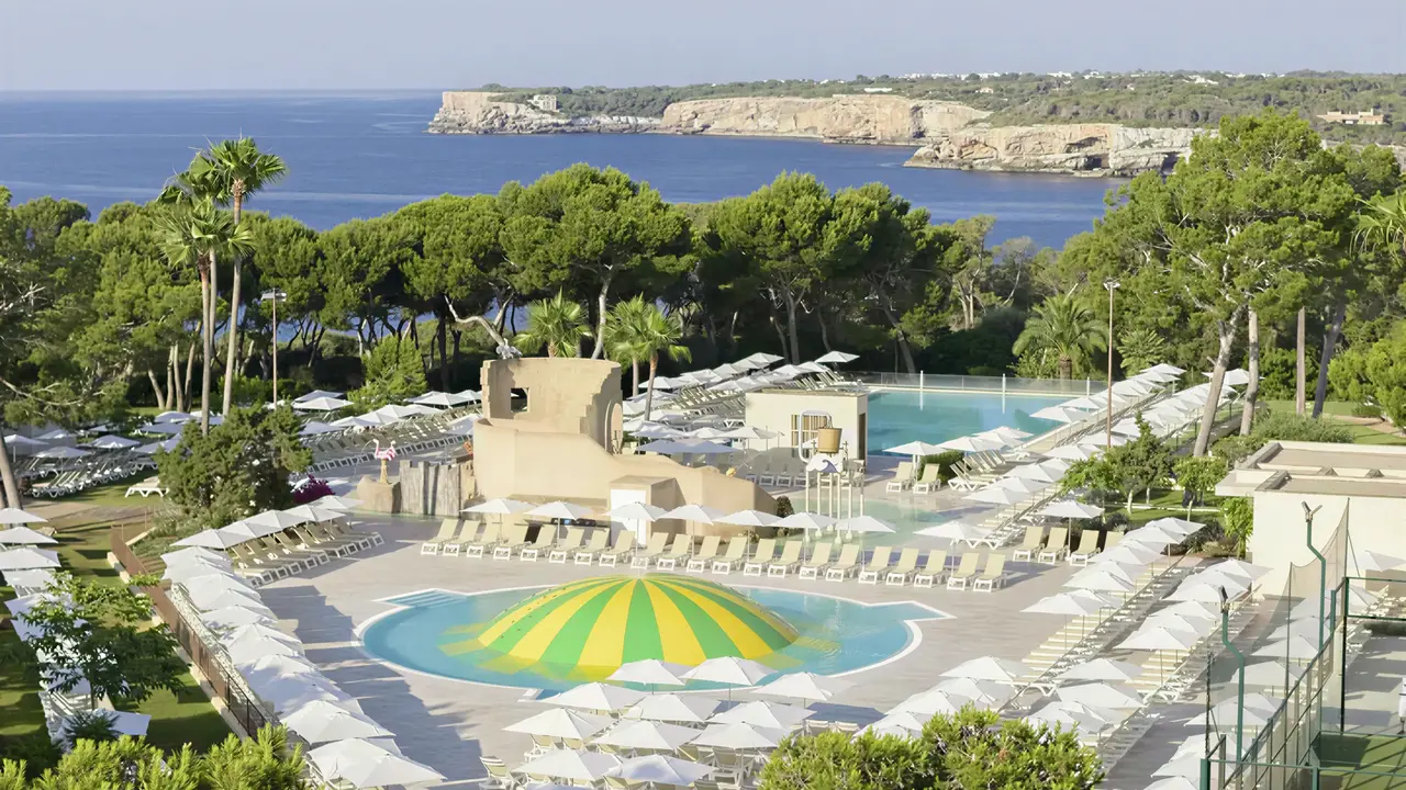 Widok na kompleks i baseny Iberostar Waves Club Cala Barca