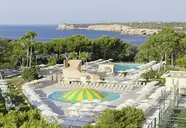 Widok na kompleks i baseny Iberostar Waves Club Cala Barca