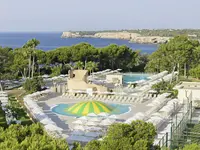 Widok na kompleks i baseny Iberostar Waves Club Cala Barca