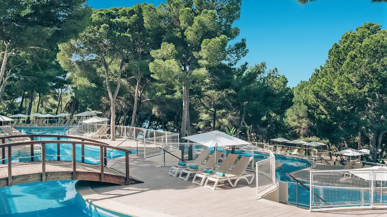 Basen i leżaki w Iberostar Waves Club Cala Barca
