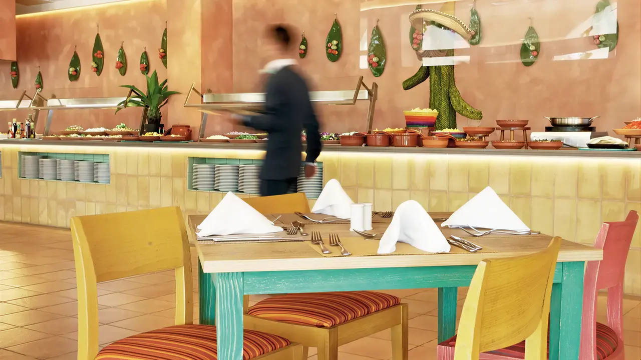 Restauracja w Iberostar Waves Club Cala Barca z nakrytymi stołami