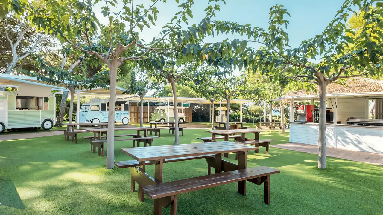 Stolik i ławki w ogrodzie Iberostar Waves Club Cala Barca