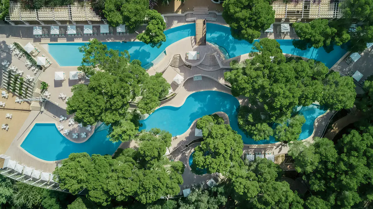 Widok z góry na kompleks basenowy Iberostar Waves Club Cala Barca