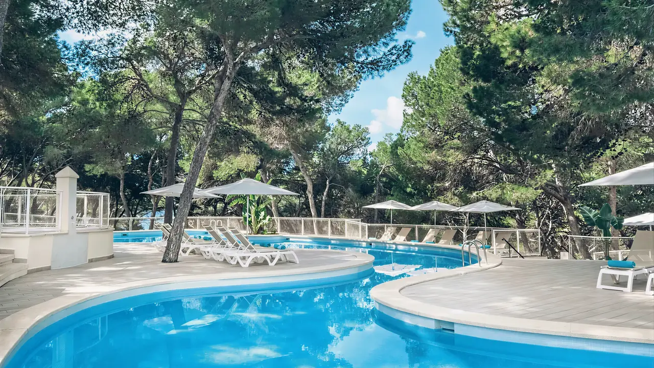 Basen z leżakami w Iberostar Waves Club Cala Barca