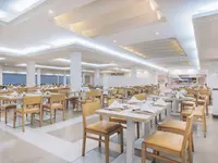 Restauracja w Iberostar Waves Club Cala Barca z ustawionymi stolikami